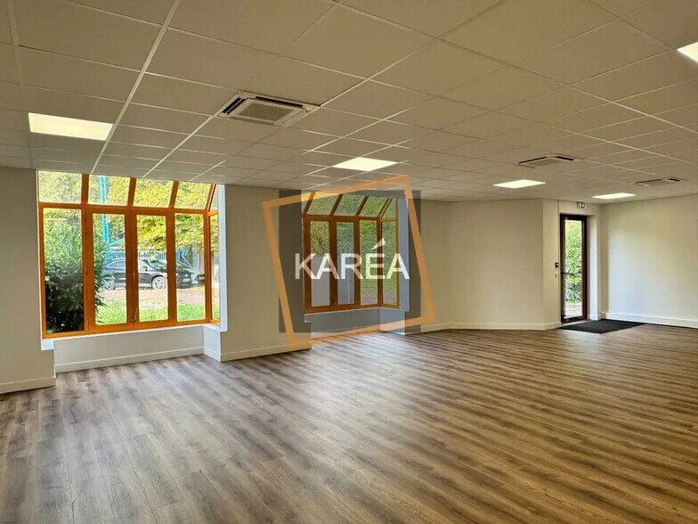 Flex in Croissy-Beaubourg for lease - Interior Photo - Image 2 of 5