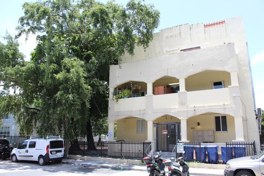 953 SW 4th St, Miami, FL for sale - Building Photo - Image 2 of 8