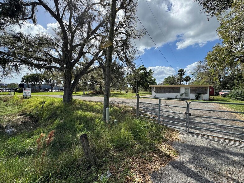2739 Taylor Rd, Punta Gorda, FL à vendre - Photo du bâtiment - Image 2 de 3