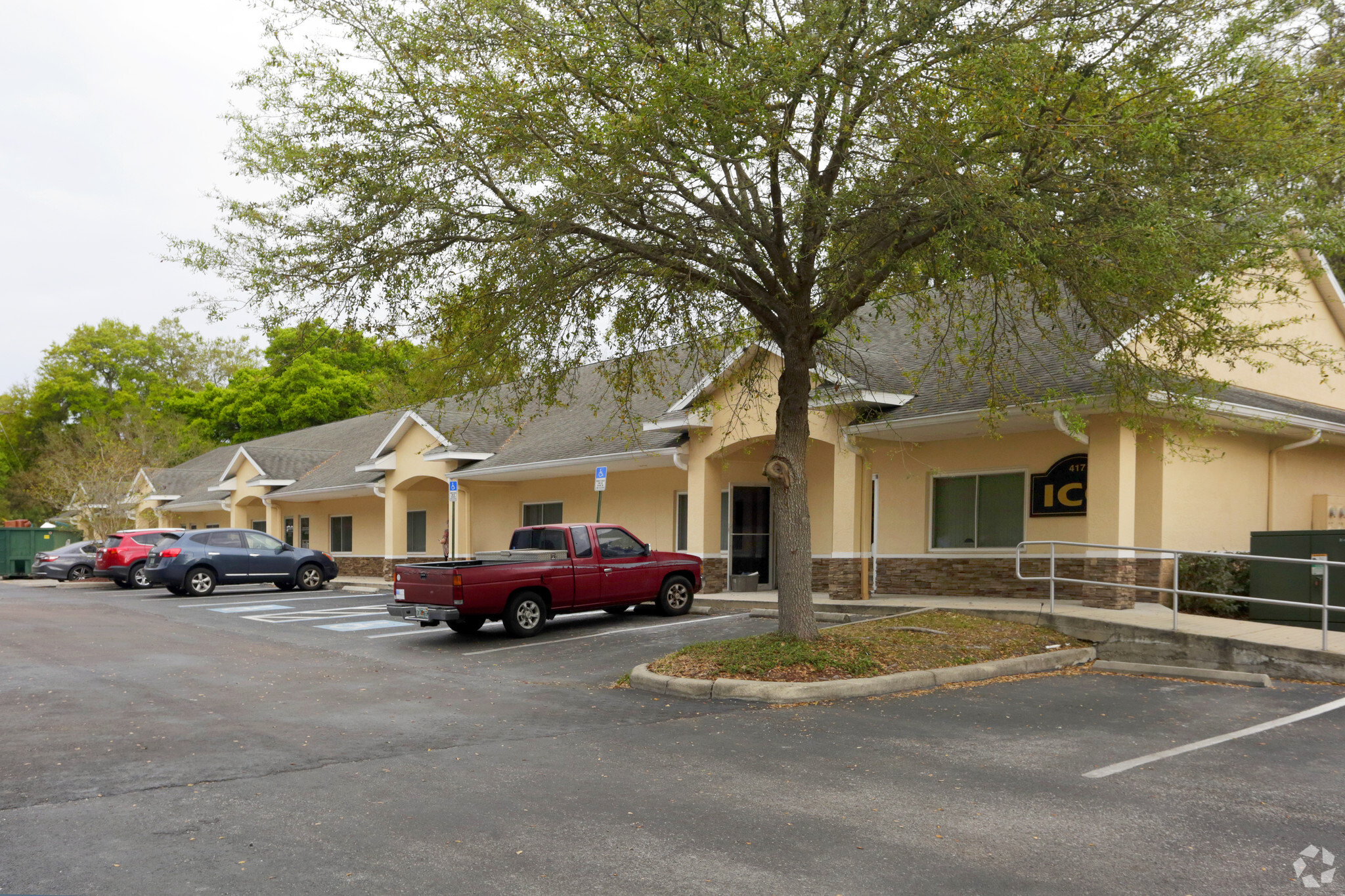 403-417 Lithia Pinecrest Rd, Brandon, FL for lease Building Photo- Image 1 of 7