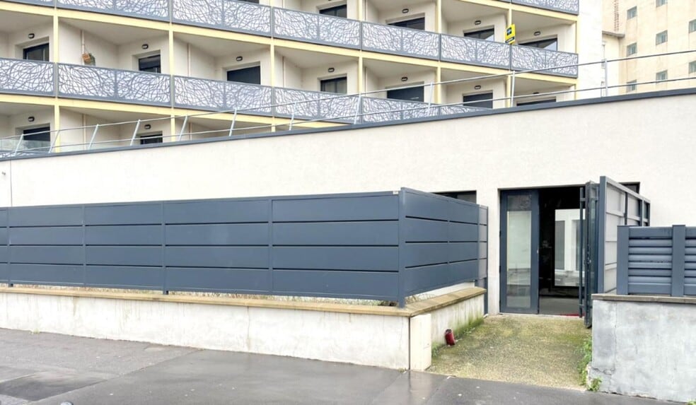 Retail in Courbevoie for sale - Building Photo - Image 1 of 16
