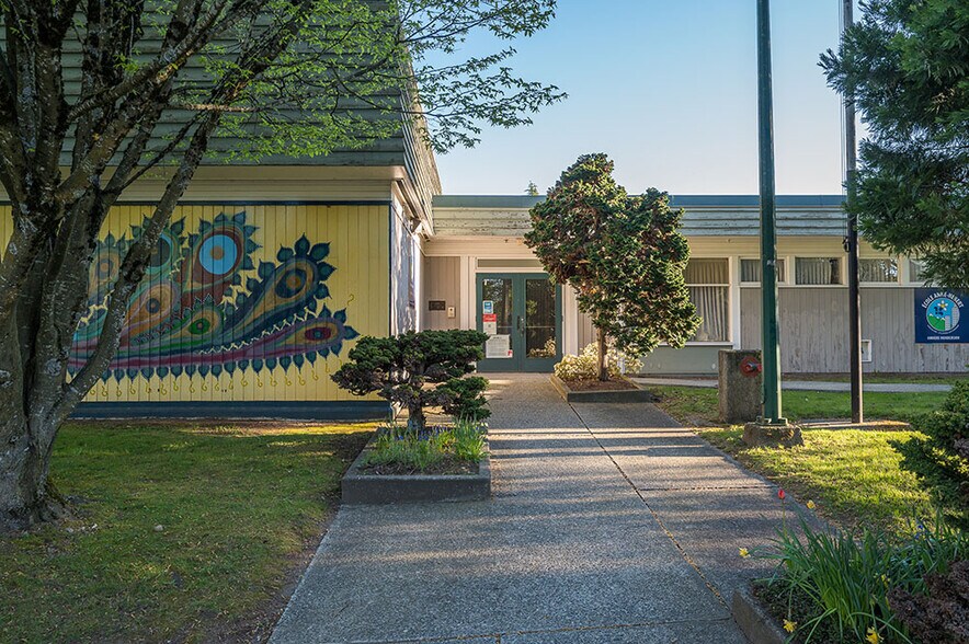 801 54th Av E, Vancouver, BC à louer - Photo du bâtiment - Image 3 de 4