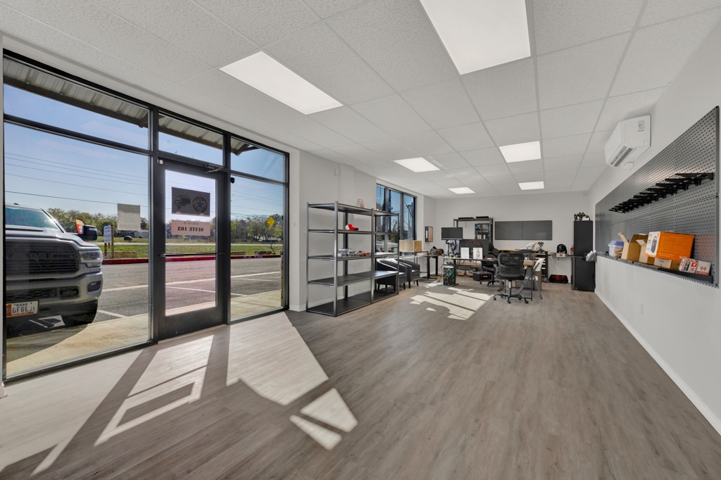 3556 FM 78, McQueeney, TX for lease Interior Photo- Image 1 of 14