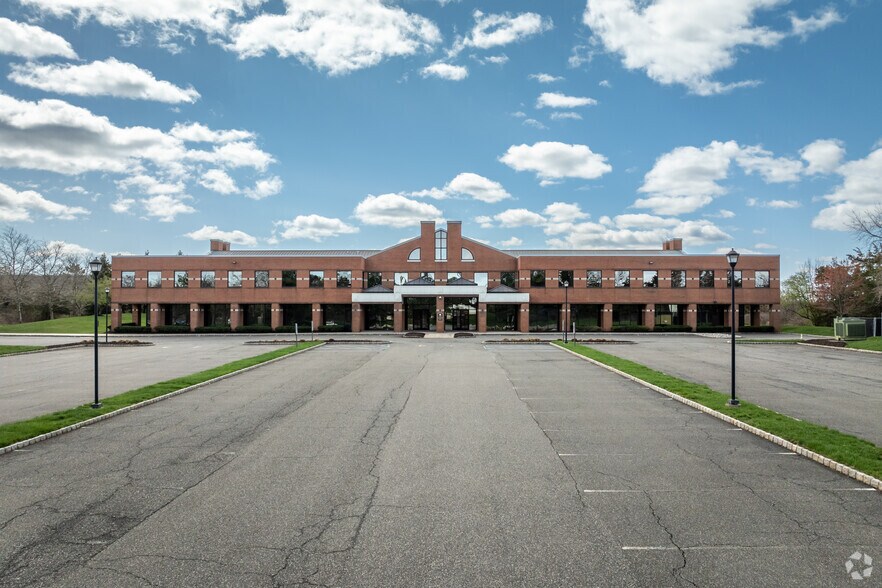 2 Crossroads Dr, Bedminster, NJ à louer - Photo du bâtiment - Image 3 de 9