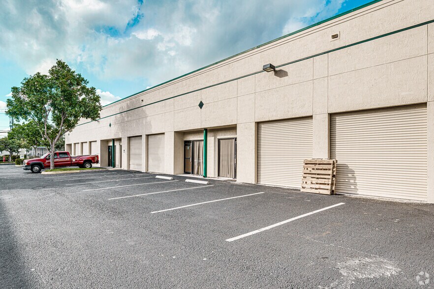 1100 Barnett Dr, Lake Worth, FL à louer - Photo du bâtiment - Image 3 de 5