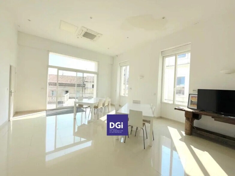 Bureau dans Nîmes à louer - Photo du bâtiment - Image 3 de 8