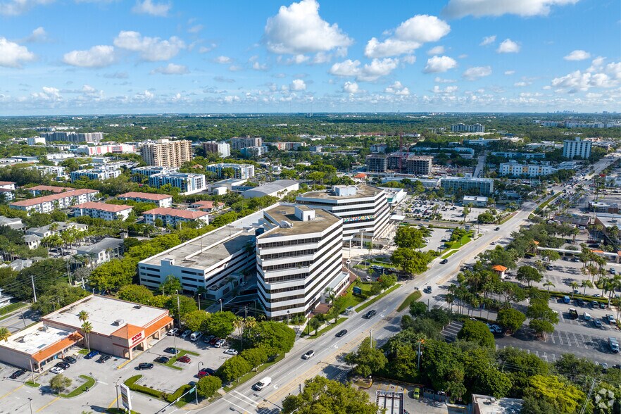 11900 Biscayne Blvd, North Miami, FL à louer - Photo du bâtiment - Image 3 de 7