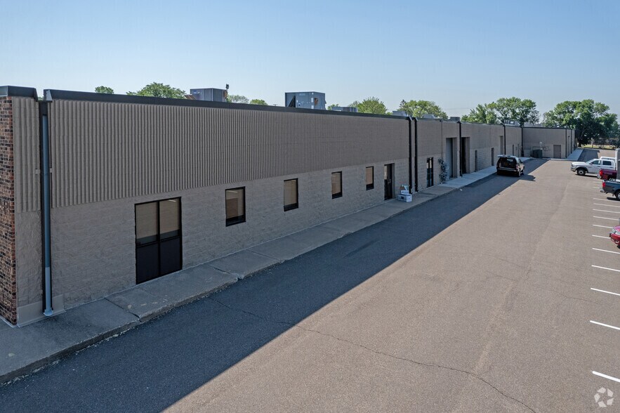 7920-7958 NE University Ave, Fridley, MN à louer - Photo du bâtiment - Image 3 de 4