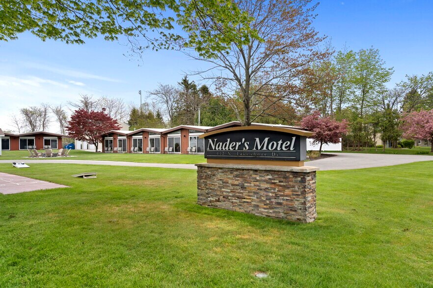 612 N Lakeshore Dr, Ludington, MI à vendre - Photo du bâtiment - Image 2 de 96