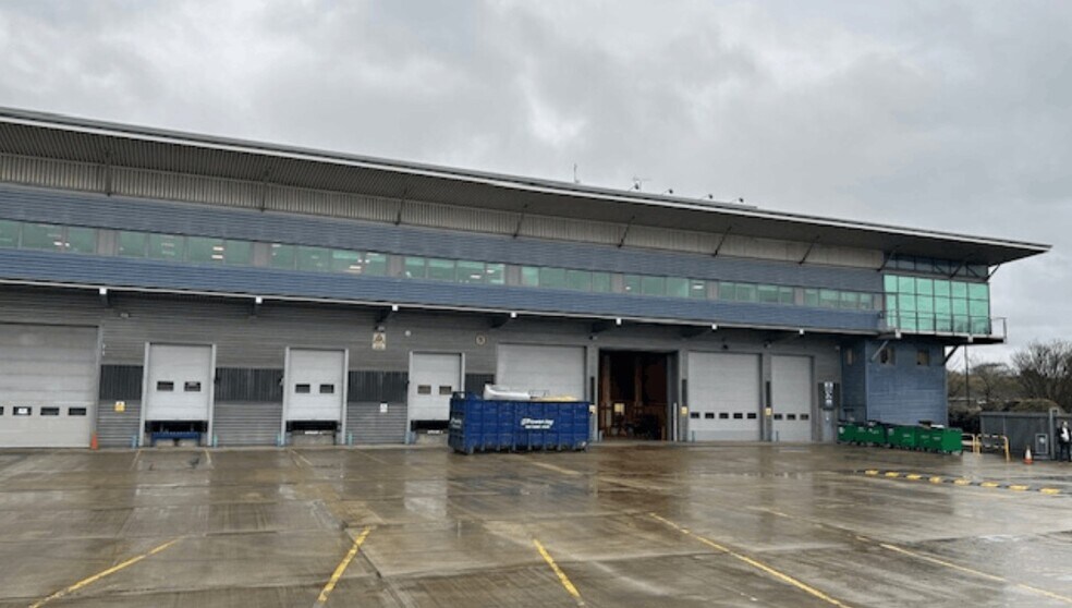 1 Rowdell Rd, Northolt à louer - Photo du bâtiment - Image 2 de 3