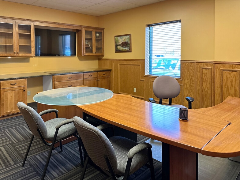 1360 E County Road E E, Vadnais Heights, MN for lease - Building Photo - Image 1 of 18