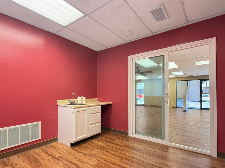 8365 University Blvd, Clive, IA for lease - Building Photo - Image 3 of 17