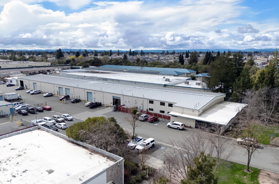 1050 Hopper Ave, Santa Rosa, CA à vendre - Photo du bâtiment - Image 2 de 7
