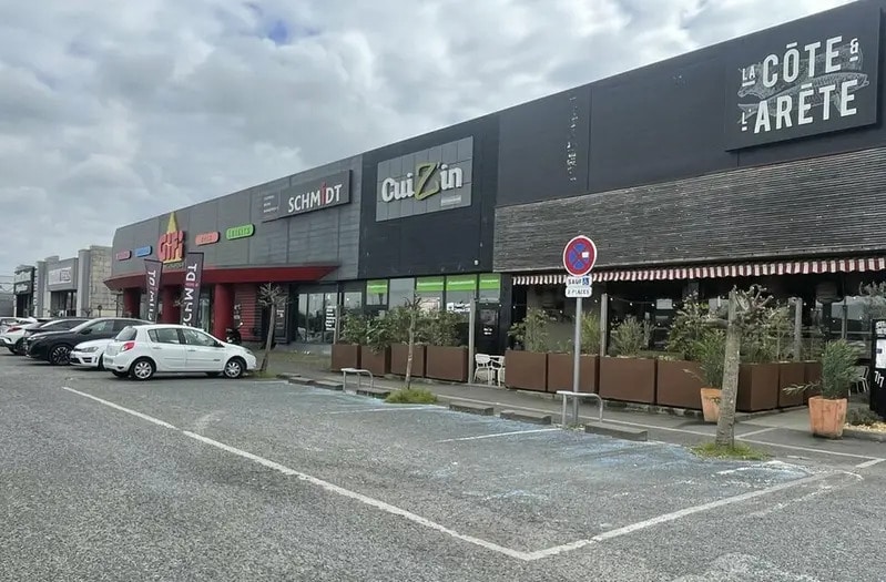 Retail in VILLENAVE-D'ORNON for lease Building Photo- Image 1 of 6