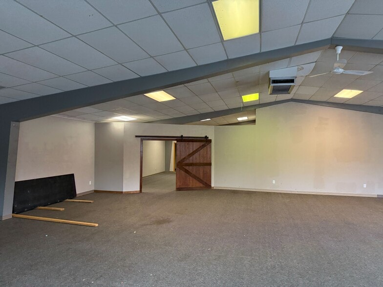 235 Nucleus Ave, Columbia Falls, MT à louer - Photo du bâtiment - Image 2 de 5