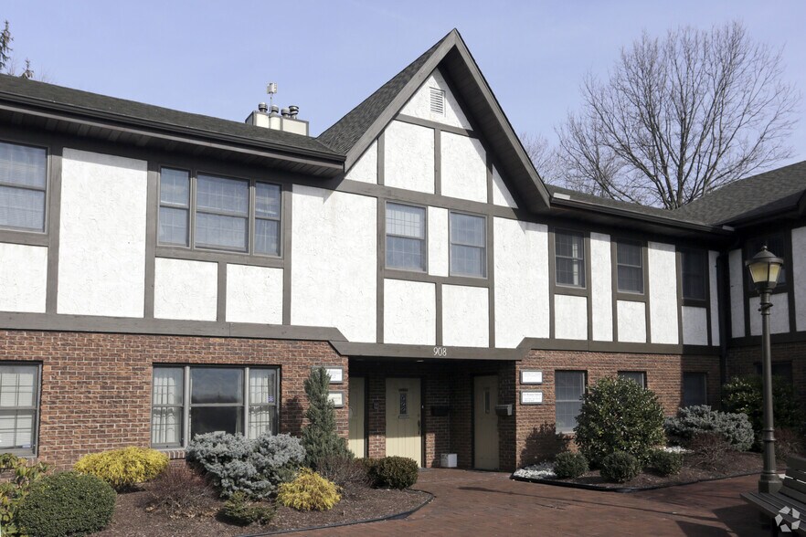 904 Pompton Ave, Cedar Grove, NJ à louer - Photo du bâtiment - Image 1 de 9
