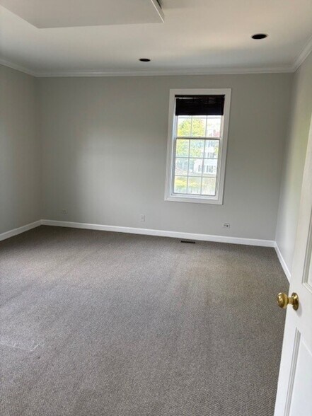 1642 W Colonial Pky, Inverness, IL à louer - Photo du bâtiment - Image 3 de 11