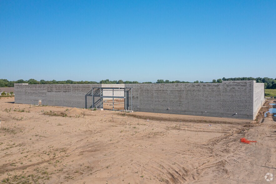 Delta Crossing- Big Box, Lansing, MI à louer - Photo du bâtiment - Image 3 de 8