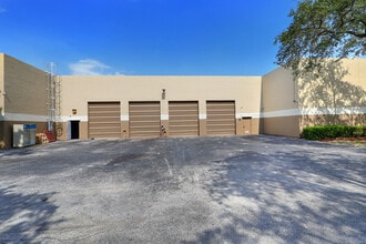 5751-5753 Miami Lakes Dr, Miami Lakes, FL à louer Photo intérieure- Image 2 de 2