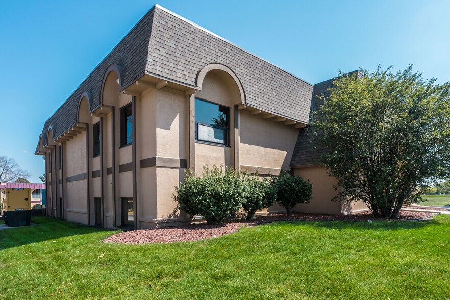 3809 109th St, Urbandale, IA à louer - Photo du bâtiment - Image 2 de 10