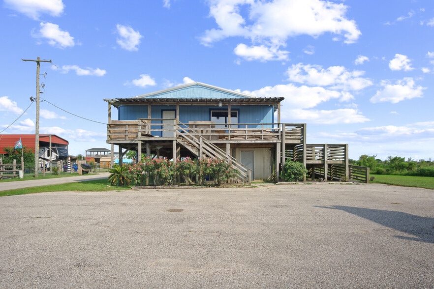 990 Alma Rd, Crystal Beach, TX for sale - Primary Photo - Image 1 of 19