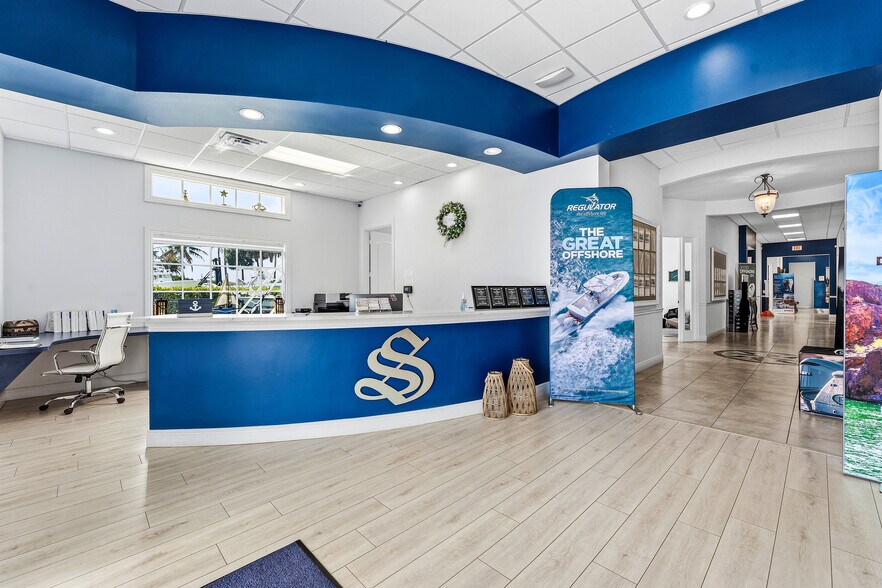 250-300 SW Monterey Rd, Stuart, FL à vendre - Photo du bâtiment - Image 3 de 32