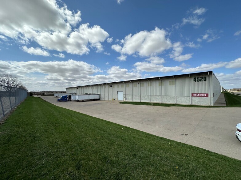 4520 20th Ave SW, Cedar Rapids, IA à vendre - Photo du bâtiment - Image 3 de 14