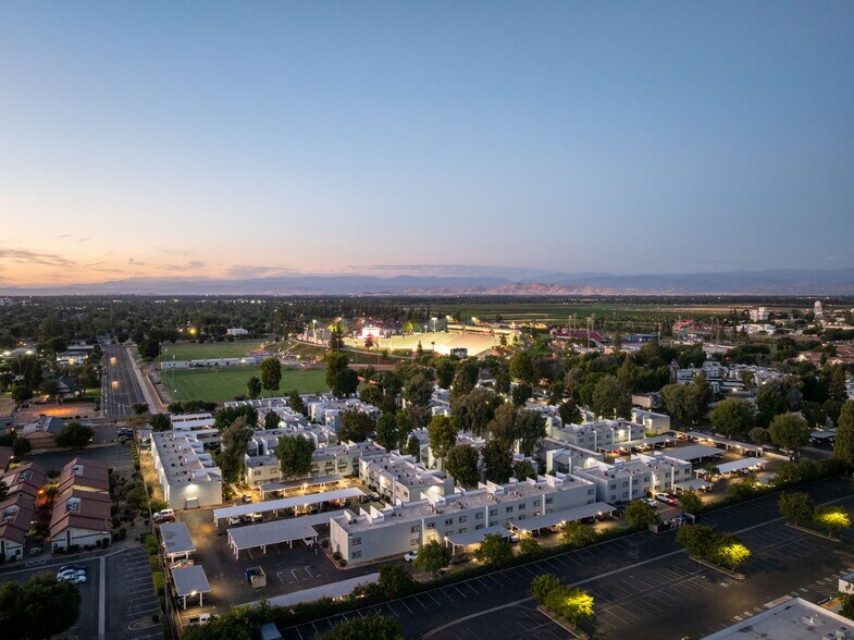 1577 E Bulldog Ln, Fresno, CA à vendre - Photo du bâtiment - Image 2 de 20