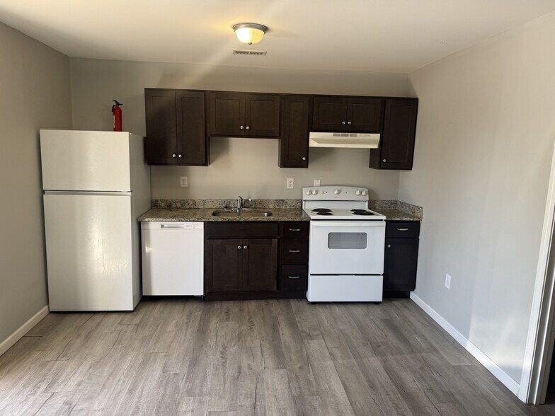 215 The Boulevard, Eden, NC for sale - Interior Photo - Image 2 of 15