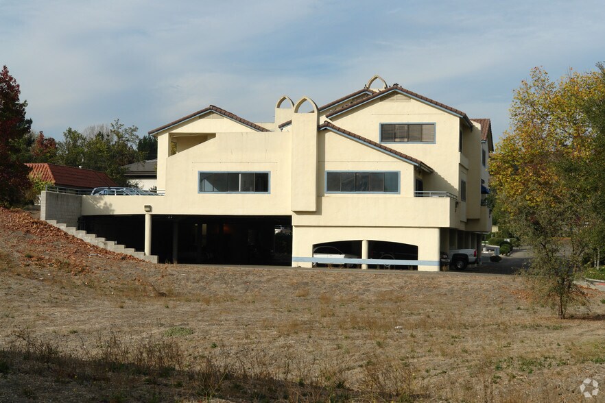 680 Alamo Pintado Rd, Solvang, CA à vendre - Photo du bâtiment - Image 3 de 8