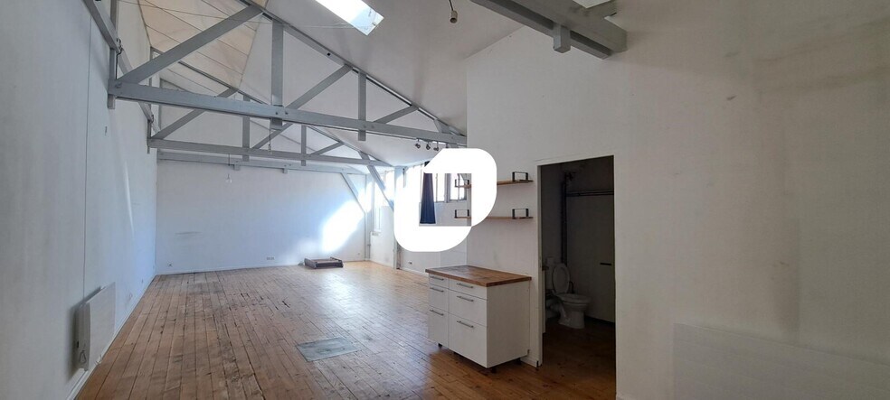 Office in Montreuil for lease - Building Photo - Image 1 of 18