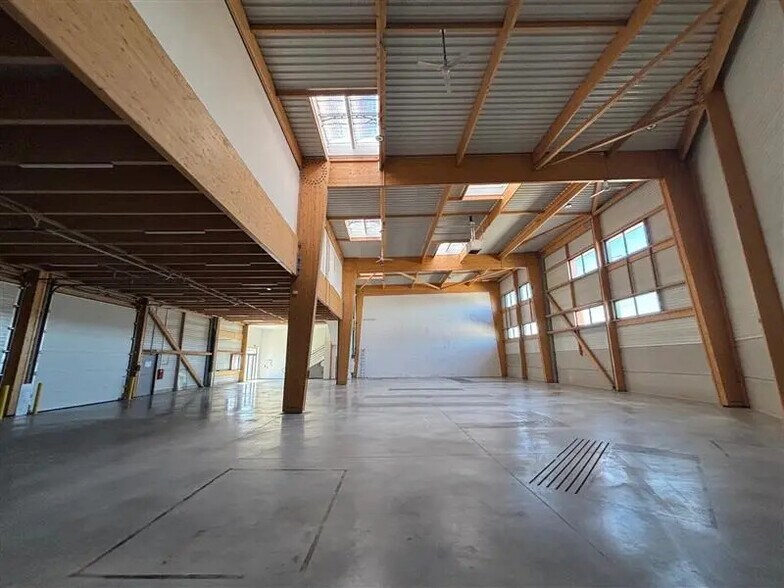 Flex in Romainville for lease - Interior Photo - Image 2 of 7