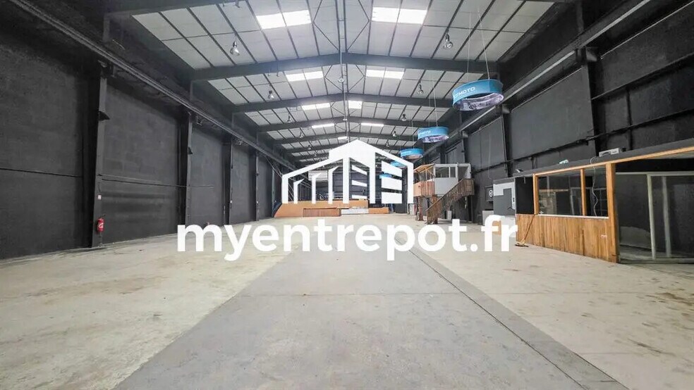 Flex in Aubagne for lease - Interior Photo - Image 2 of 8