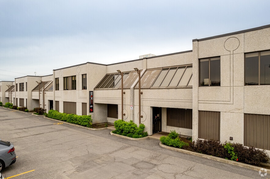 4555 Boul Des Grandes-Prairies, Saint-leonard, QC à vendre - Photo du bâtiment - Image 1 de 1