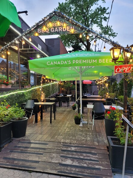 584 Bloor St W, Toronto, ON for lease - Building Photo - Image 3 of 16