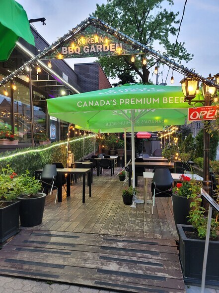 584 Bloor St W, Toronto, ON à louer - Photo du bâtiment - Image 3 de 16