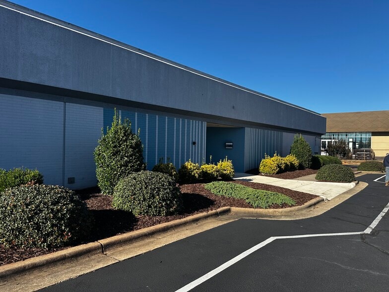 404 Huffman Mill Rd, Burlington, NC for lease - Building Photo - Image 2 of 14
