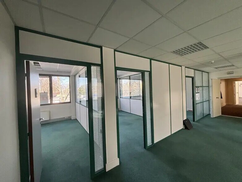 Office in Colombes for lease - Interior Photo - Image 3 of 4