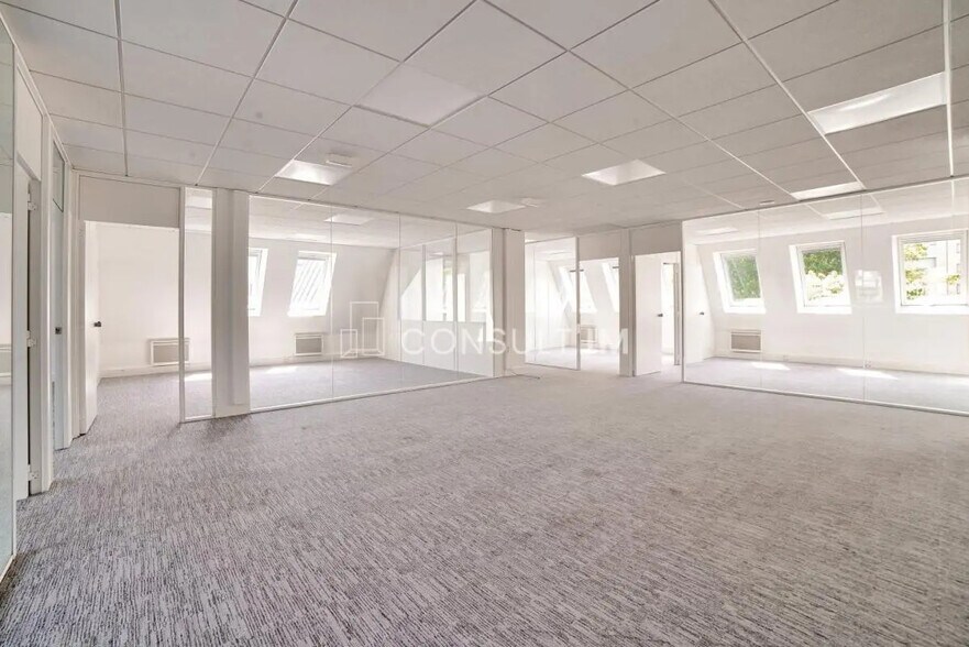 Office in Courbevoie for sale - Building Photo - Image 1 of 7
