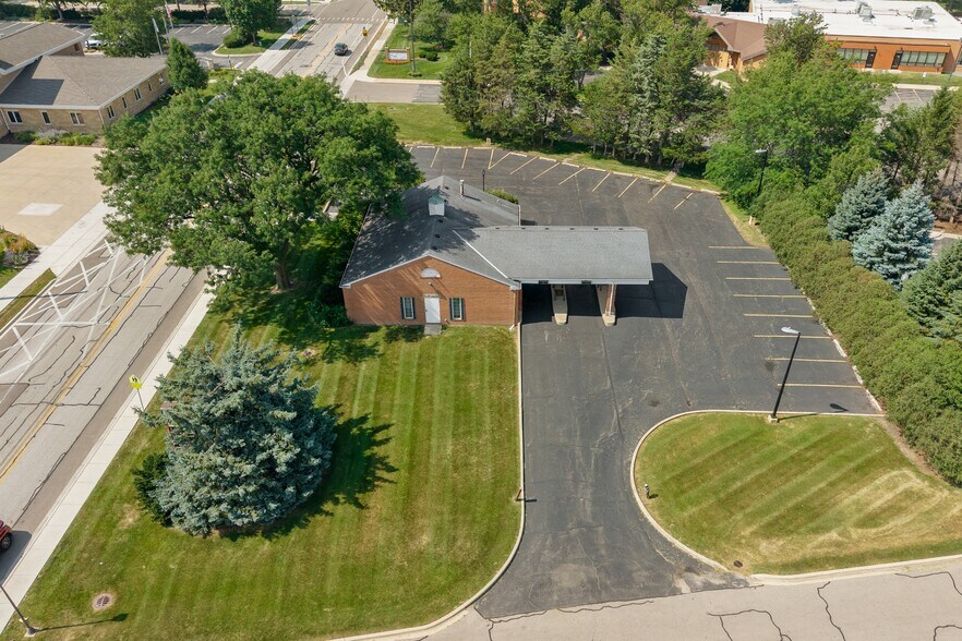 111 East Side Dr, Geneva, IL à vendre - Photo du bâtiment - Image 2 de 8