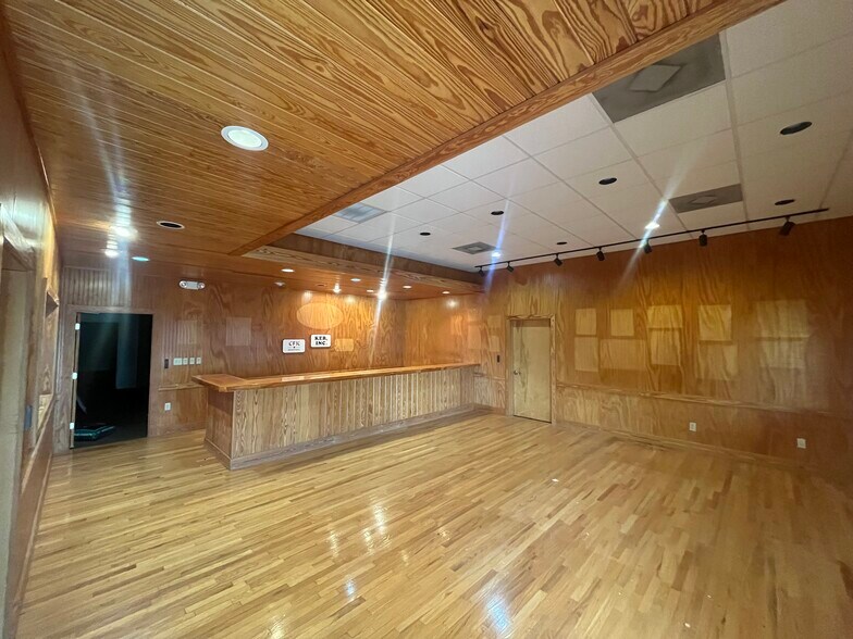 7491 Ulmerton Rd, Largo, FL à louer - Photo du bâtiment - Image 2 de 13