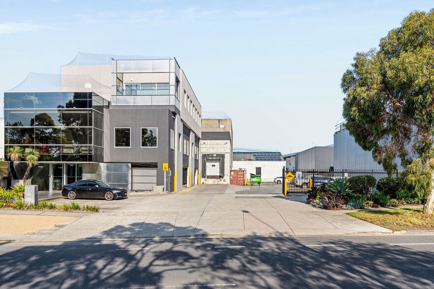 220-222 Lorimer St, Port Melbourne for sale - Primary Photo - Image 1 of 8