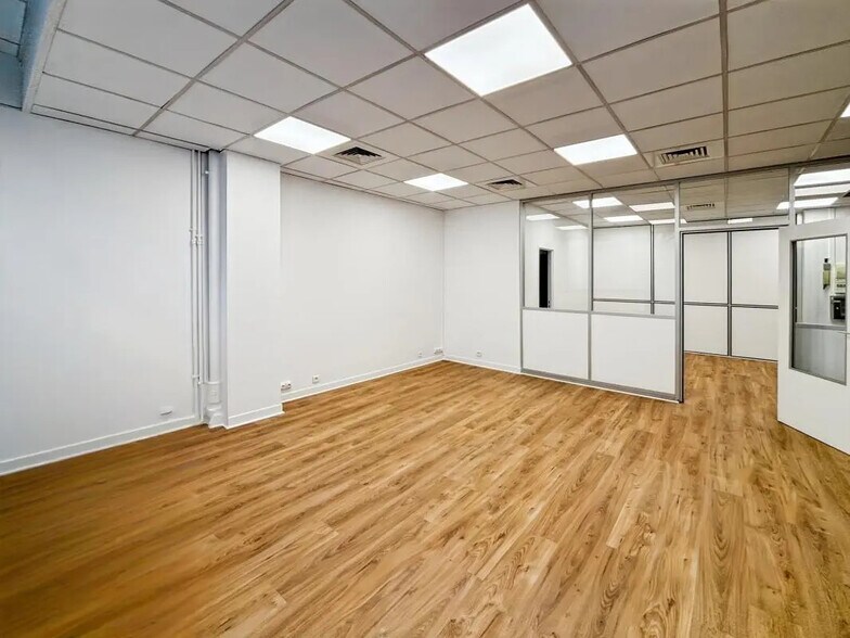 Office in Paris for lease - Interior Photo - Image 2 of 5