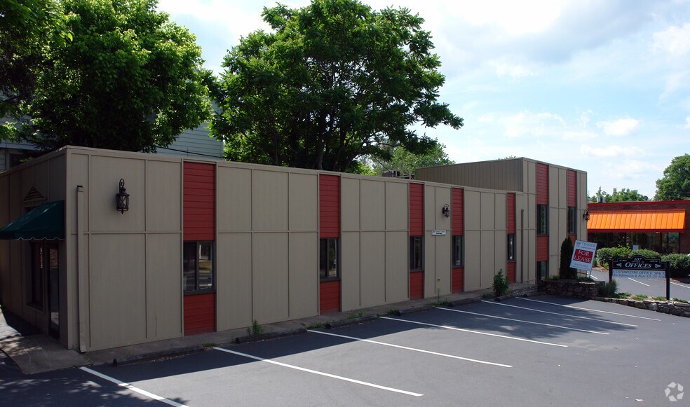 107 Merrimon Ave, Asheville, NC à louer - Photo du bâtiment - Image 2 de 10