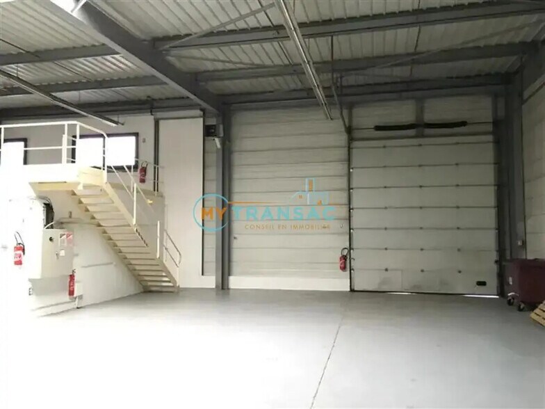 Industrial in Noisiel for lease - Building Photo - Image 3 of 11