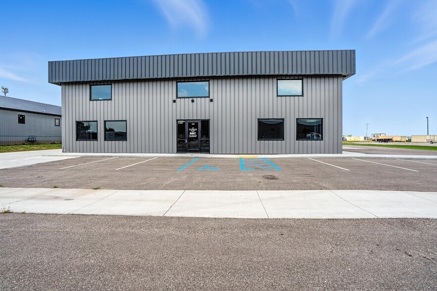 4252 16th Ave N, Grand Forks, ND for sale - Building Photo - Image 3 of 27