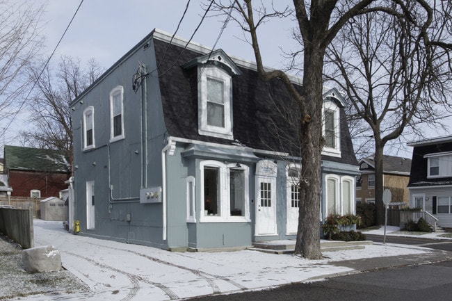 Plus de détails pour 10-12 Centre St, Markham, ON - Bureau à vendre