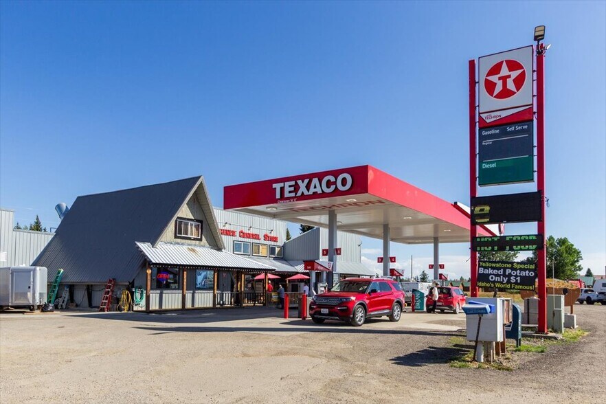 3370 Highway 20, Island Park, ID à vendre - Photo du bâtiment - Image 1 de 26