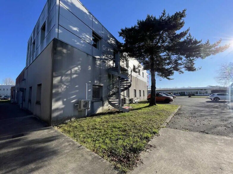 Office in Le Haillan for lease - Building Photo - Image 2 of 8