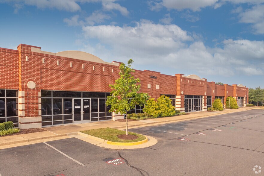 45305 Catalina Ct, Sterling, VA à louer - Photo du bâtiment - Image 3 de 7